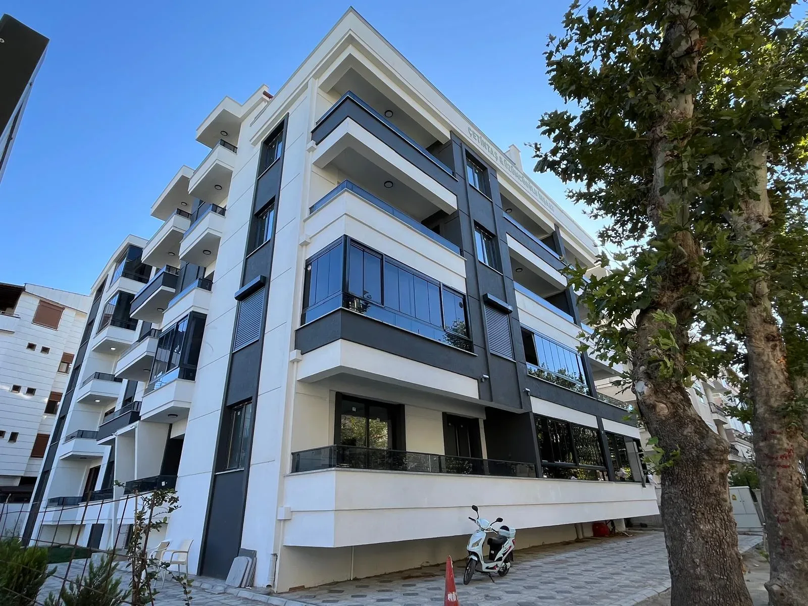 AKÇAY ÇAMLIYOL CADDESİNDE FIRSAT 1+1 SIFIR DAİRE