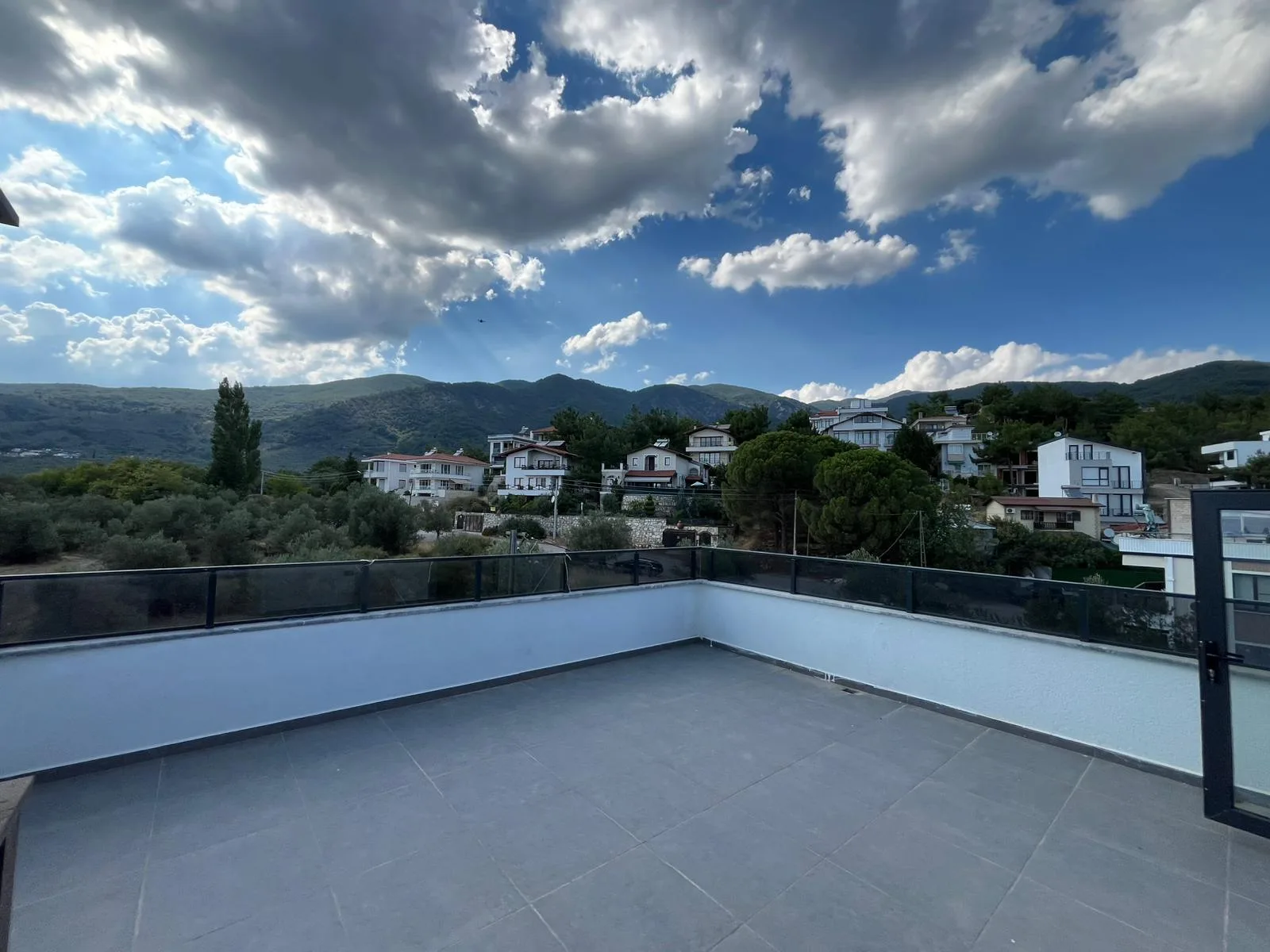 GÜRE KAVURMACILAR YOLUNDA DAĞ VE DENİZ MANZARALI 3+1 LÜX TRİPLEX VİLLA - Görsel 25