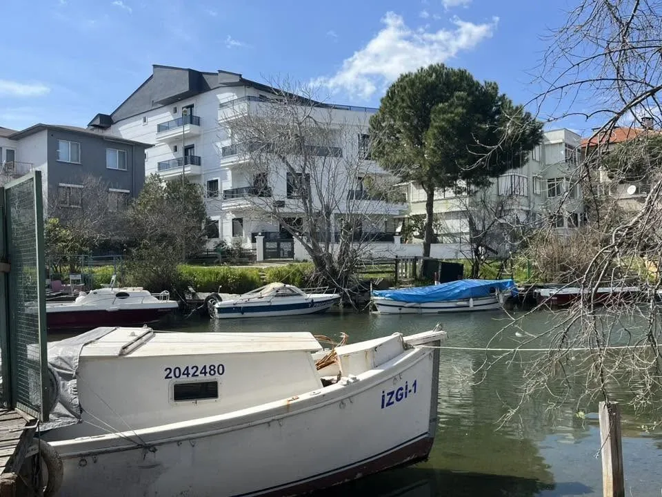 AKÇAYDA SARIKIZDA CADDE ÜSTÜ SIFIR BİNA DENİZE ÇOK YAKIN 2+1 AMERİKAN MUTFAK LÜX DAİRE