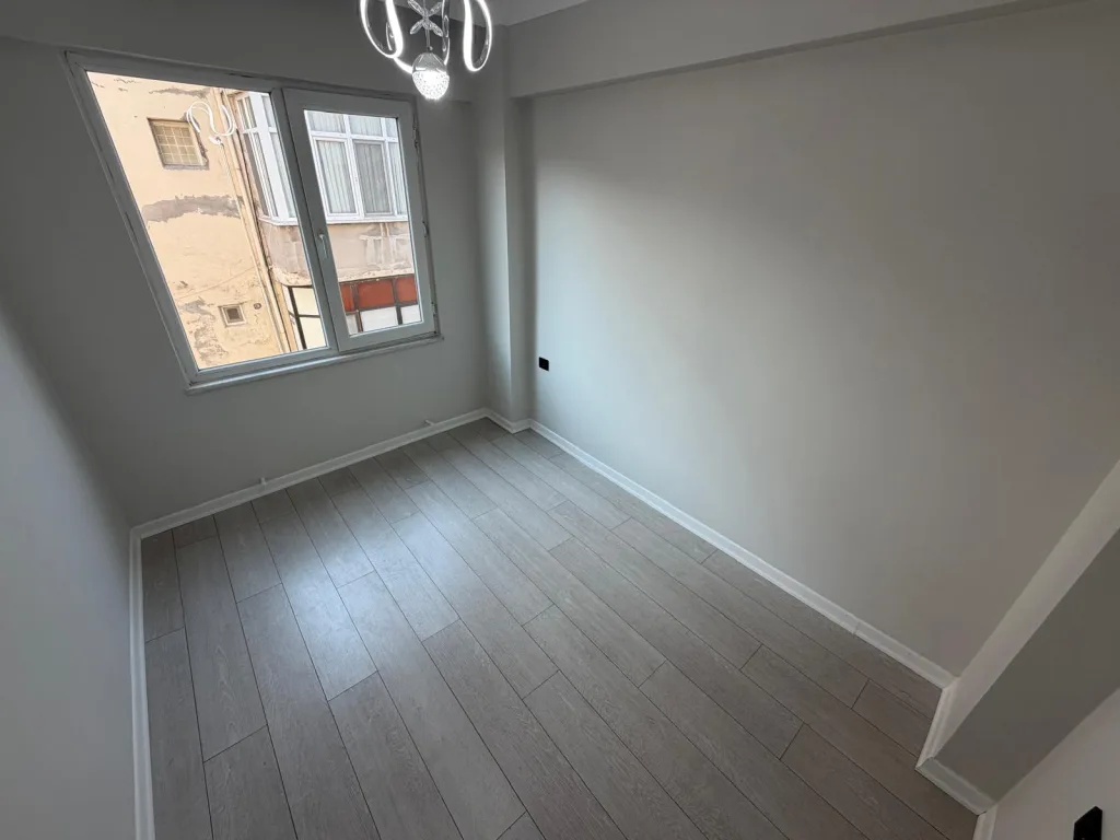 AKÇAYDA MERKEZİ LOKASYON FULL DEKORASYONLU 3+1 ARA KAT DAİRE - Görsel 21