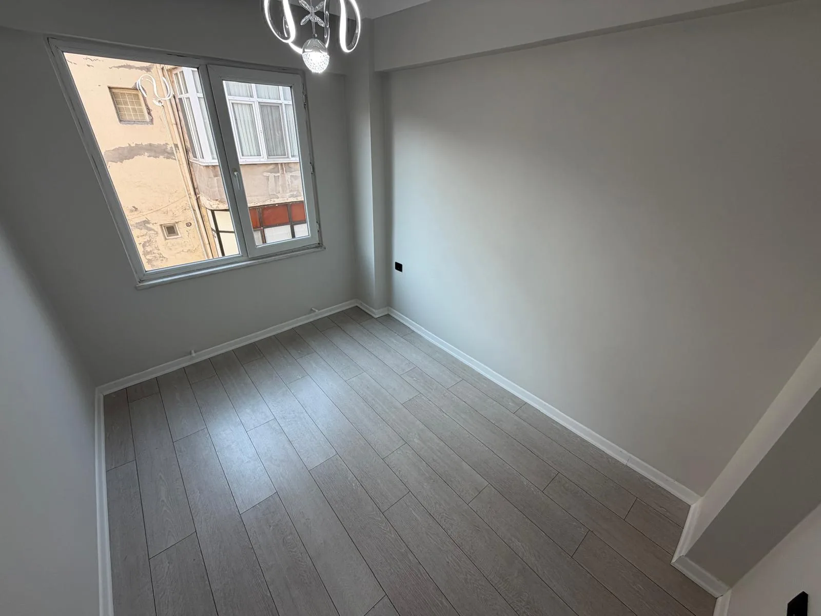 AKÇAYDA MERKEZİ LOKASYON FULL DEKORASYONLU 3+1 ARA KAT DAİRE - Görsel 21