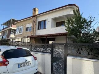 AKÇAY SAHİLİNDE DENİZE KOMŞU ve DEKORASYONUYLA GÖZ BOYAYAN 3+1 MUHTEŞEM VİLLA - Görsel 4