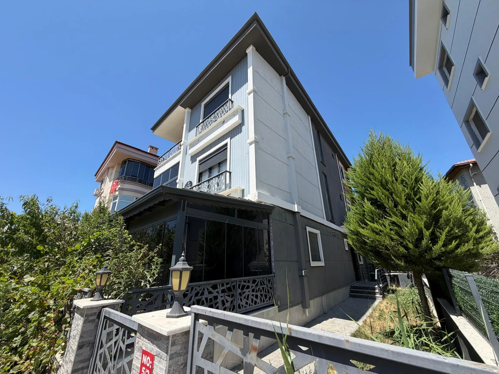 AKÇAY CEMİL TEMEL MAHALLESİNDE 4 ODA 1 SALON TRİPLEX SIFIR VİLLA - Görsel 1