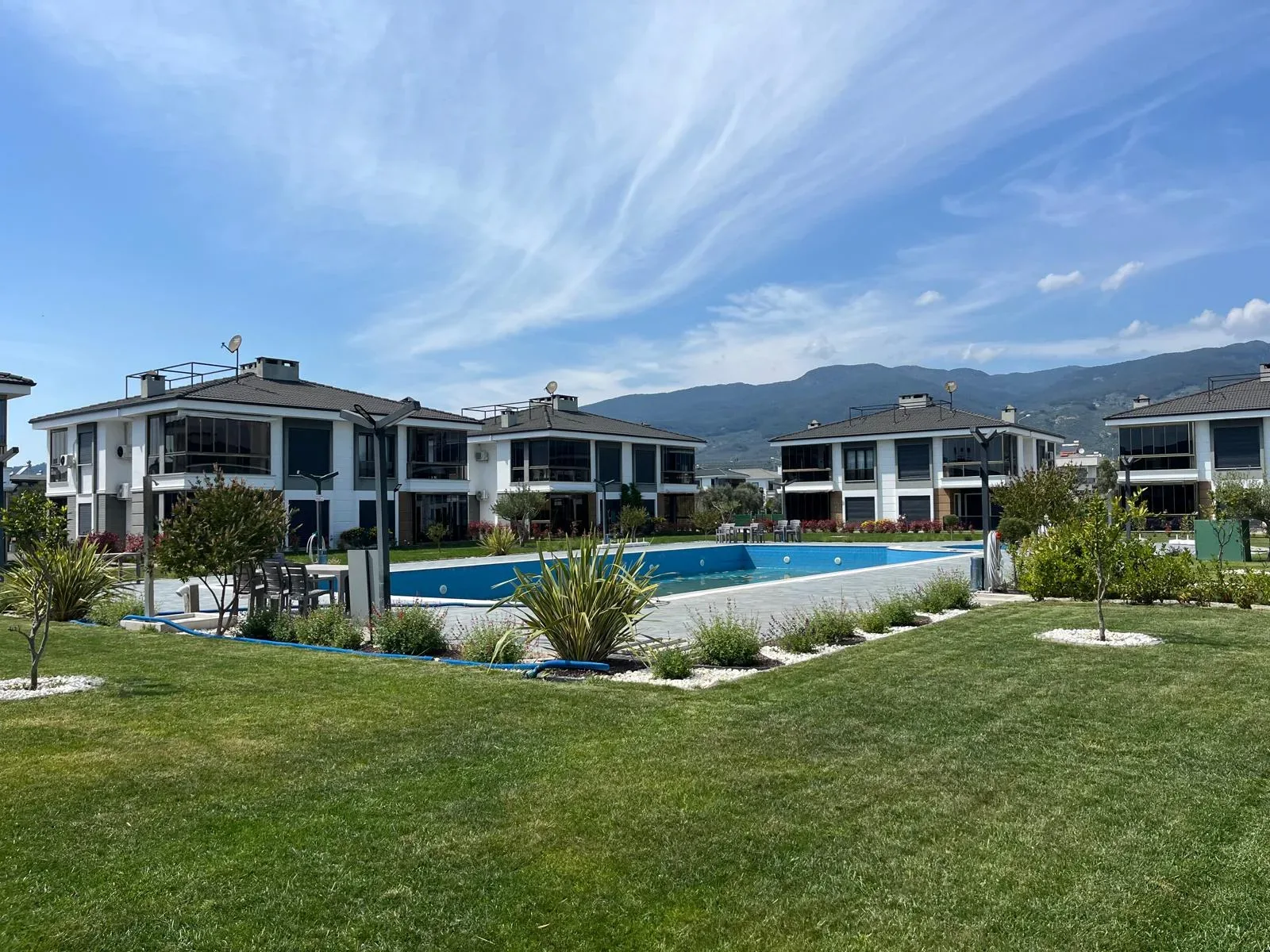 GÜRE SAHİLİNDE ULTRA LÜX HAVUZLU SİTE İÇERİSİNDE 2 ODA 1 SALON AYRI MUTFAK MUHTEŞEM DAİRE - Görsel 2