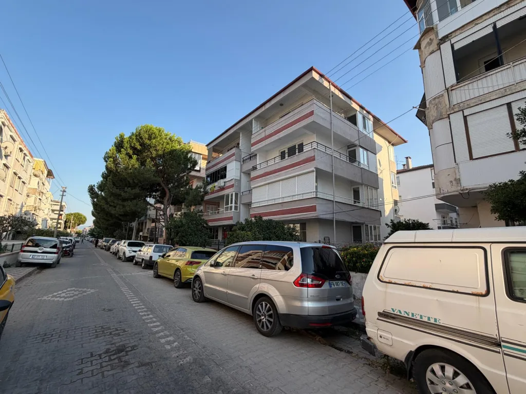 AKÇAYDA MERKEZİ LOKASYON FULL DEKORASYONLU 3+1 ARA KAT DAİRE - Görsel 2