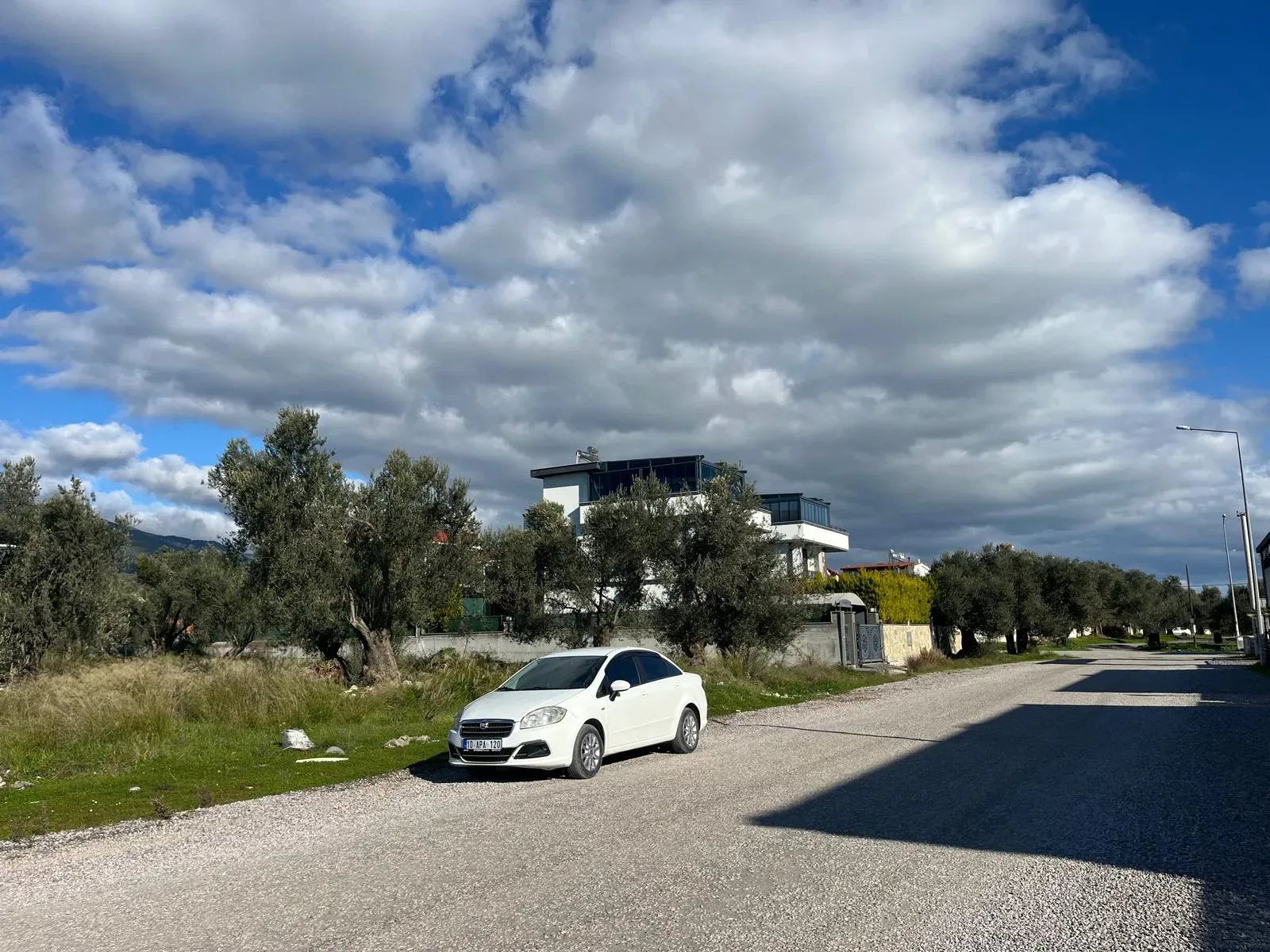 GÜRE SAHİLİNDE 524 METREKARE VİLLA İMARLI SATILIK ARSA