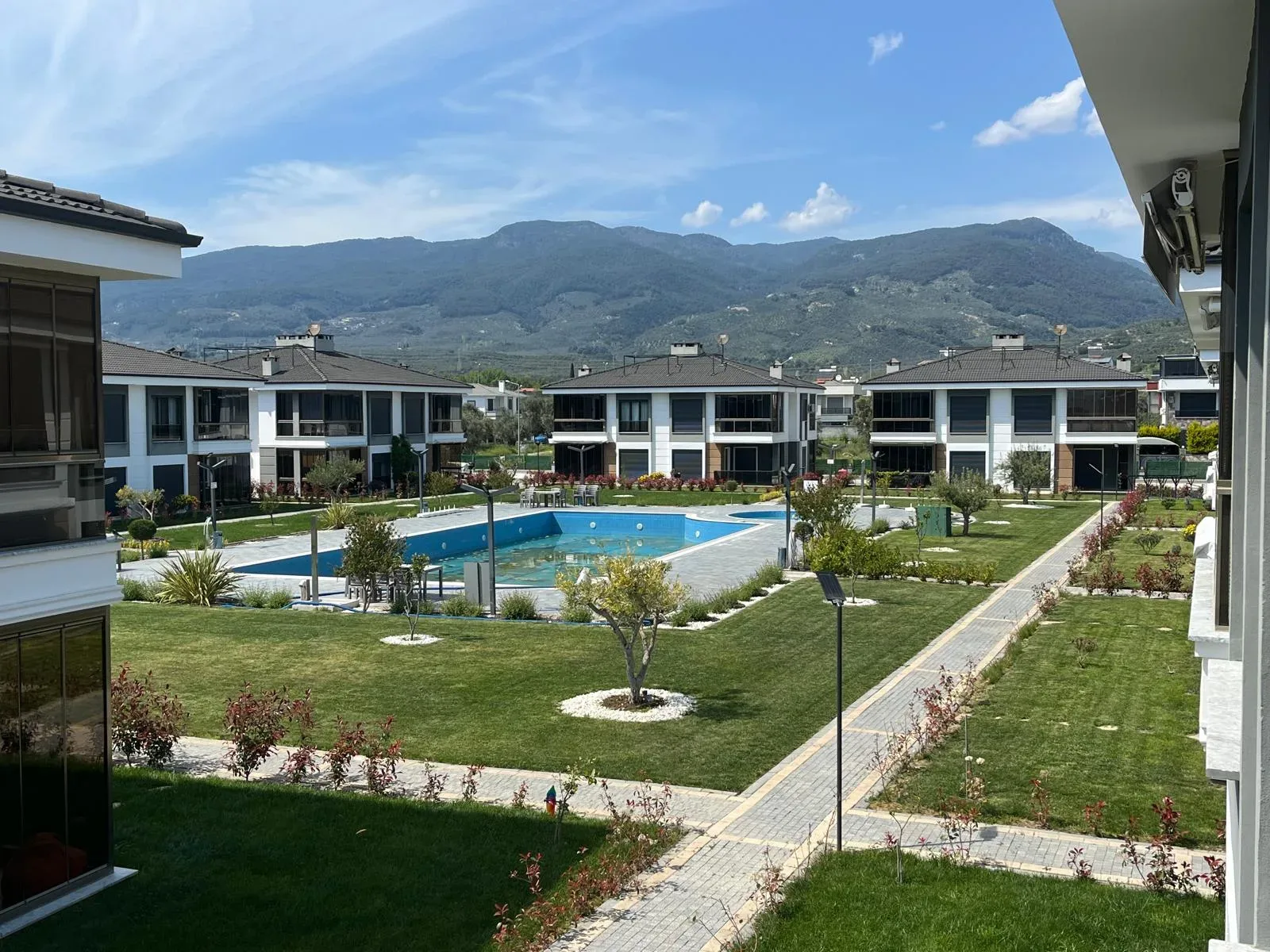 GÜRE SAHİLİNDE ULTRA LÜX HAVUZLU SİTE İÇERİSİNDE 2 ODA 1 SALON AYRI MUTFAK MUHTEŞEM DAİRE