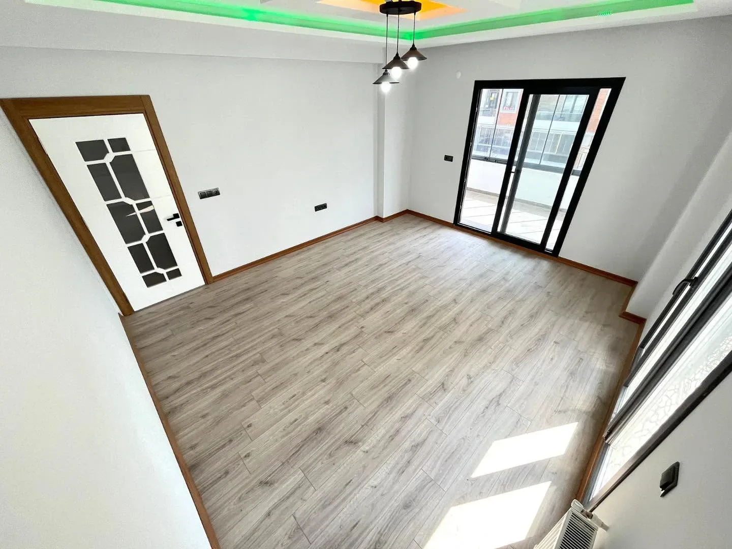 AKÇAY ALTINKUM MAHALLESİNDE 2+1 AYRI MUTFAK EBEVEYN BANYOLU GENİŞ ARA KAT LÜKS DAİRE - Görsel 20