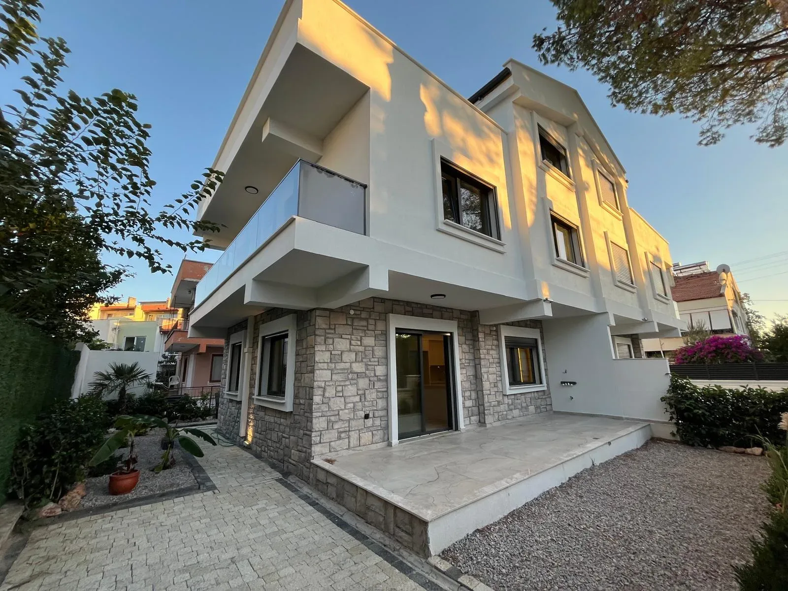 AKÇAY MERKEZDE DENİZE 50 METRE MESAFEDE LÜX TRİPLEX 4+1 VİLLA