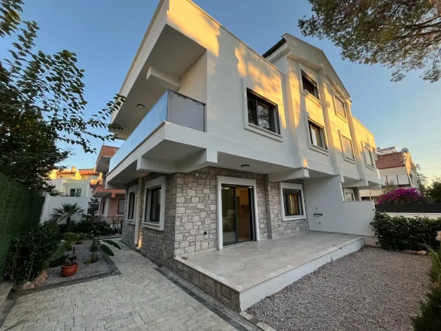 AKÇAY MERKEZDE DENİZE 50 METRE MESAFEDE LÜX TRİPLEX 4+1 VİLLA