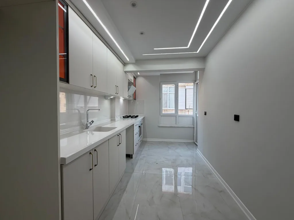 AKÇAYDA MERKEZİ LOKASYON FULL DEKORASYONLU 3+1 ARA KAT DAİRE - Görsel 11