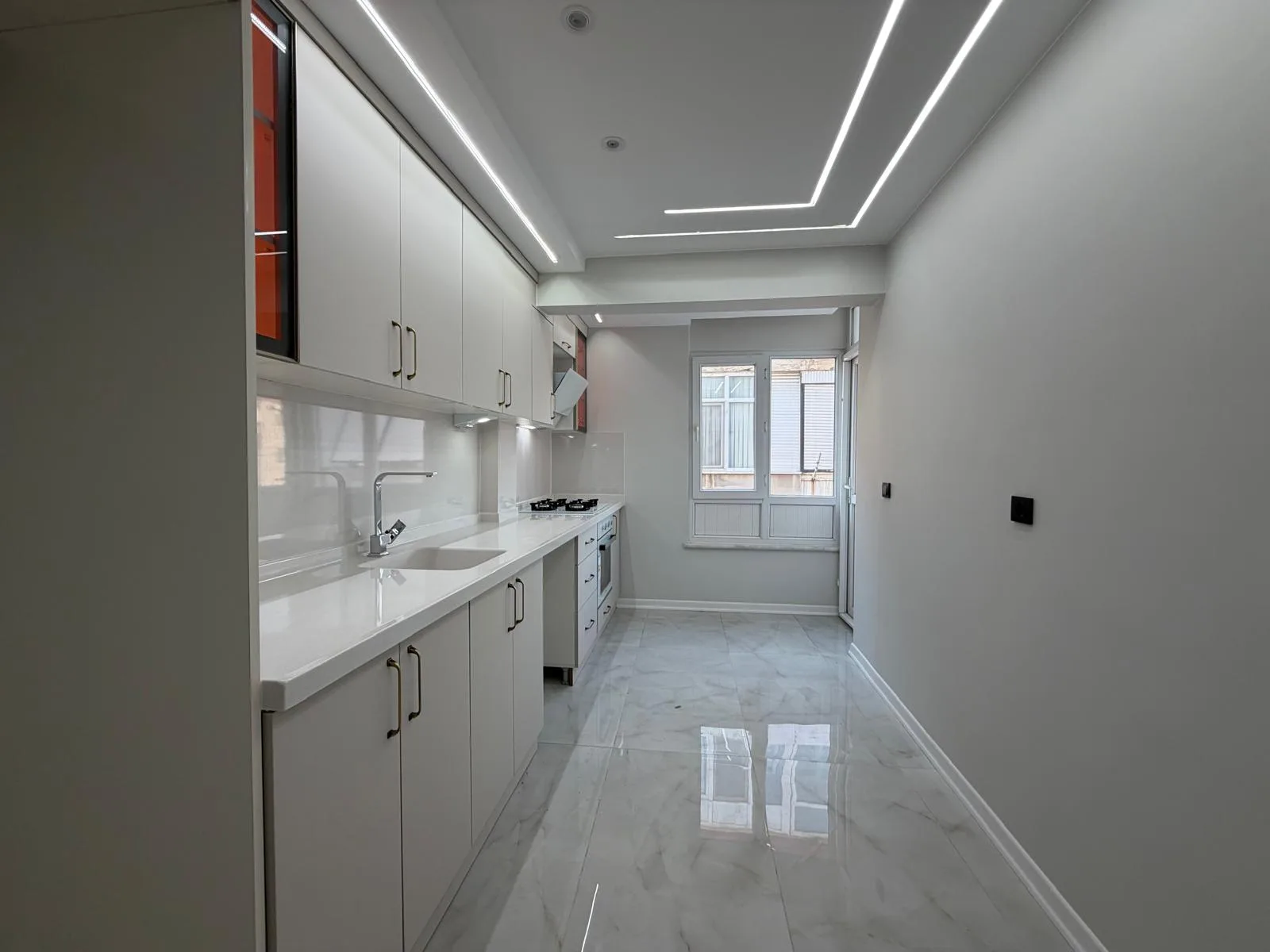 AKÇAYDA MERKEZİ LOKASYON FULL DEKORASYONLU 3+1 ARA KAT DAİRE - Görsel 11