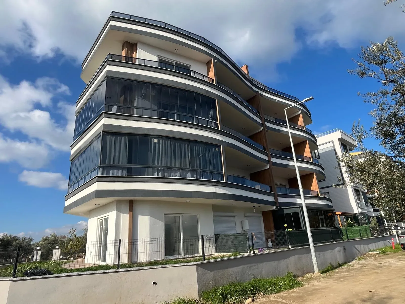 AKÇAY MERKEZDE İZMİR ÇANAKKALE OTOBANINA CEPHELİ 2+1 DUBLEX SIFIR DAİRE