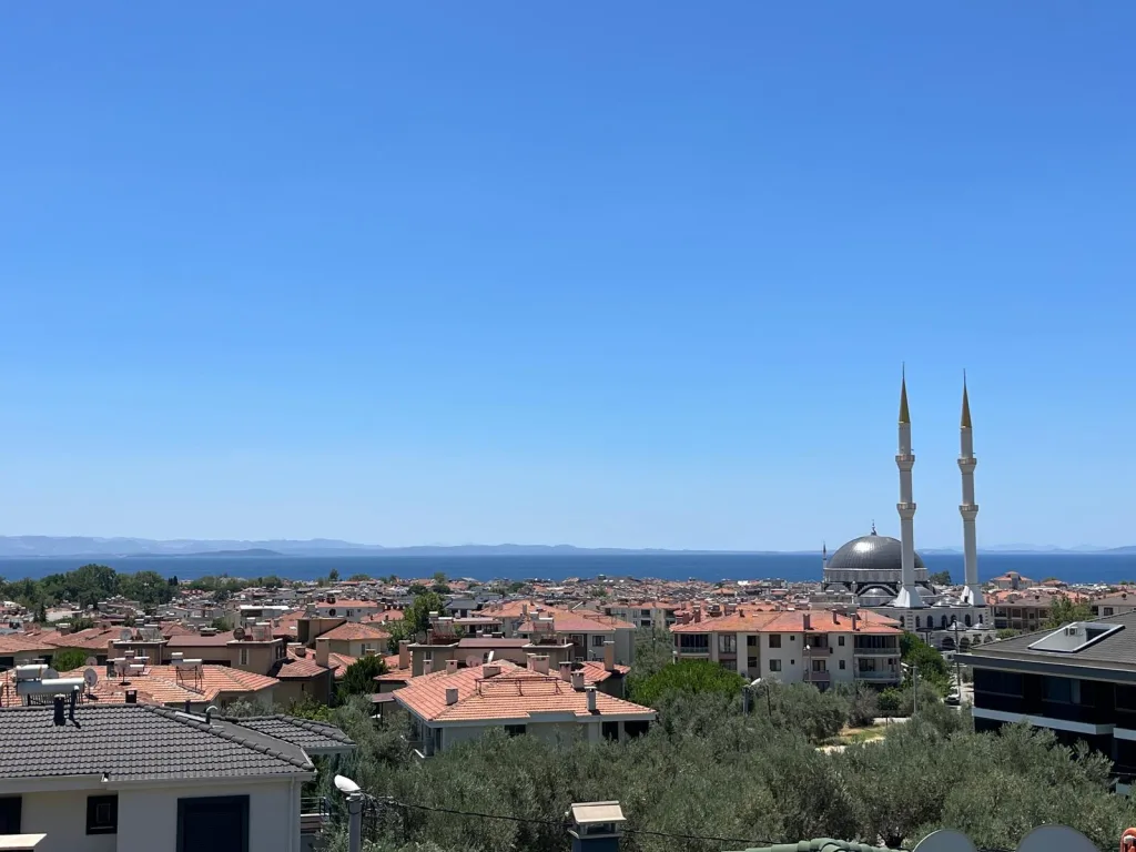 ALTINOLUK MERKEZDE FULL DENİZ MANZARALI 3+1 AYRI MUTFAK TRIPLEX GENİŞ BAHÇELİ VİLLA - Görsel 2