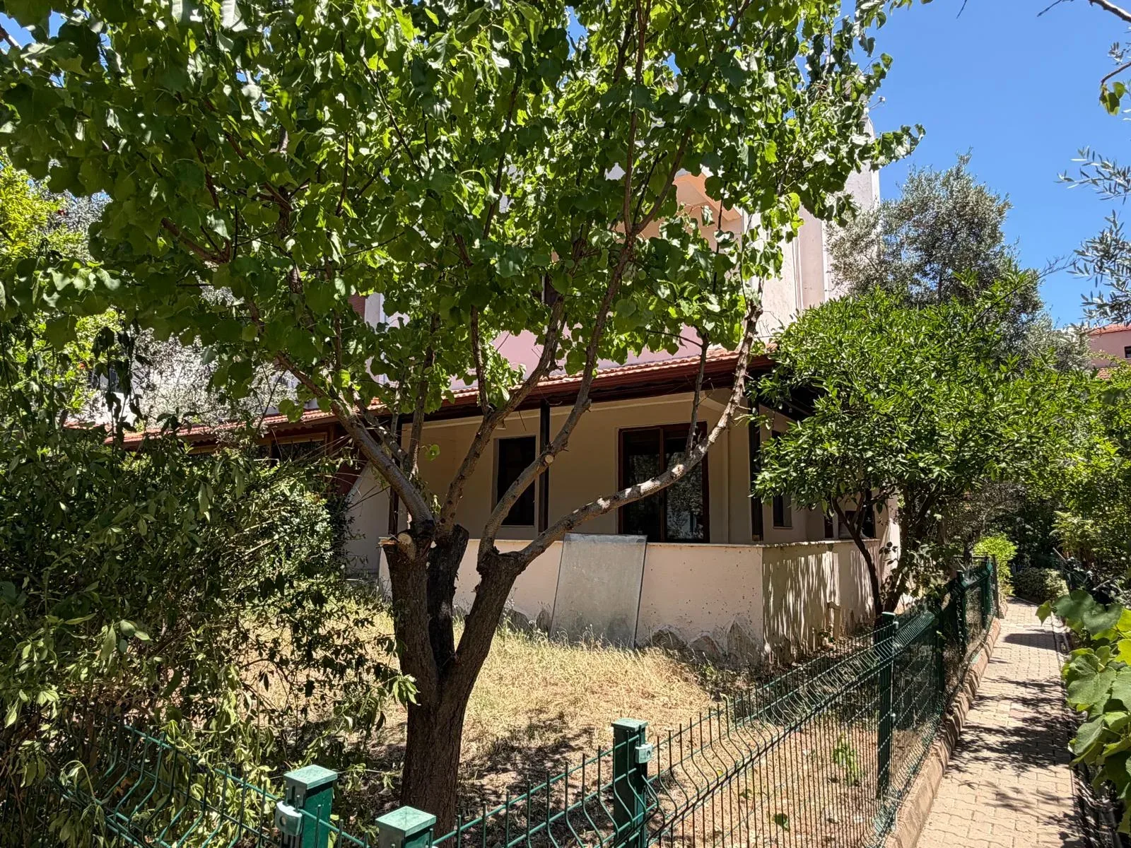 GÜRE DENİZ TARAFINDA DAİRE FİYATINA TRİPLEKS VİLLA