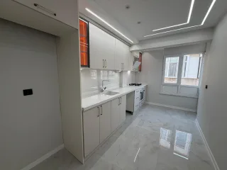 AKÇAYDA MERKEZİ LOKASYON FULL DEKORASYONLU 3+1 ARA KAT DAİRE - Görsel 7