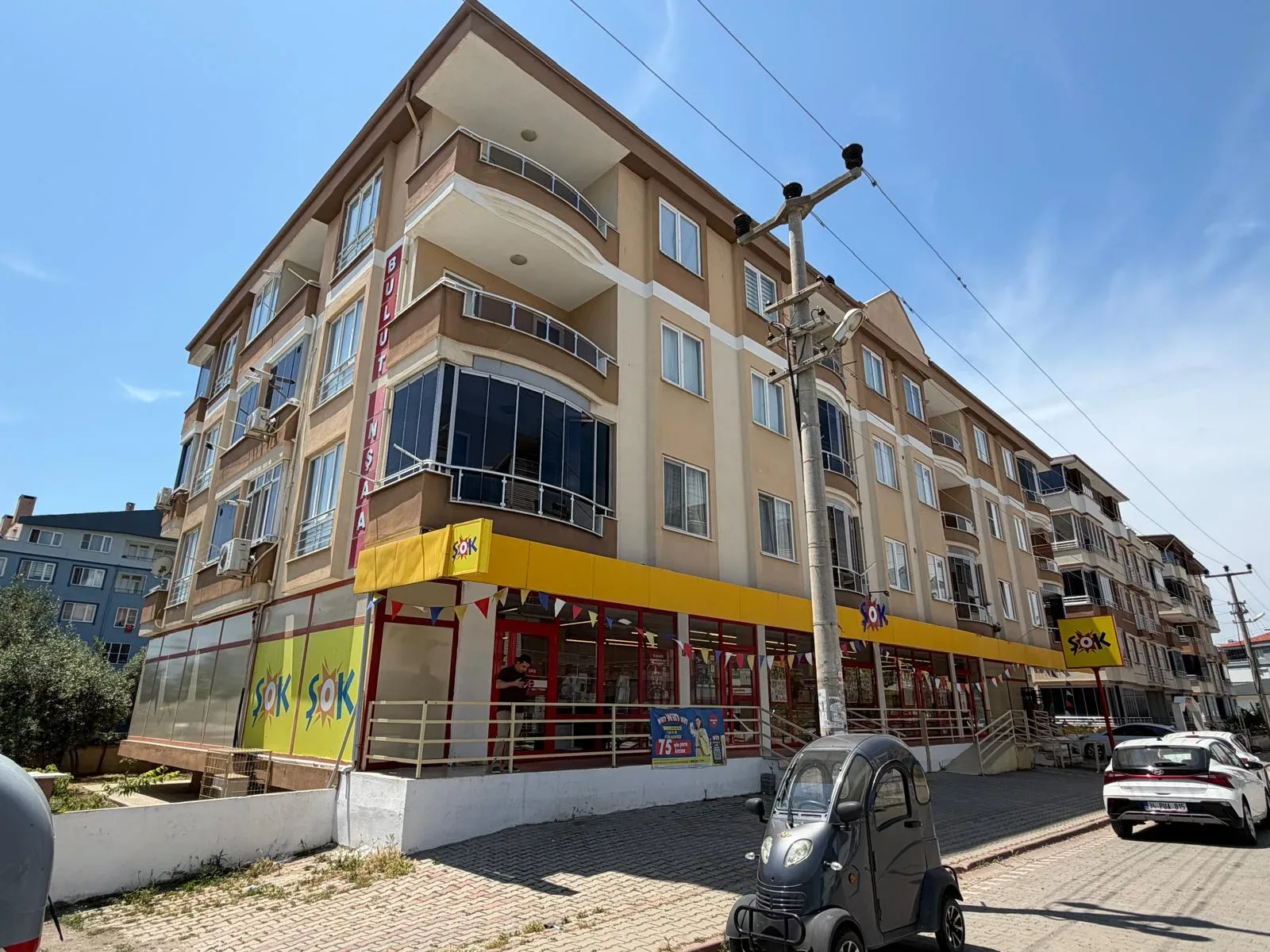 ALTINKUMDA CADDE ÜZERİNDE GÖZ DOLDURAN 2+1 DAİRE