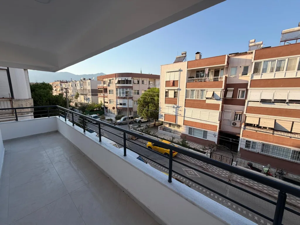 AKÇAYDA MERKEZİ LOKASYON FULL DEKORASYONLU 3+1 ARA KAT DAİRE - Görsel 12