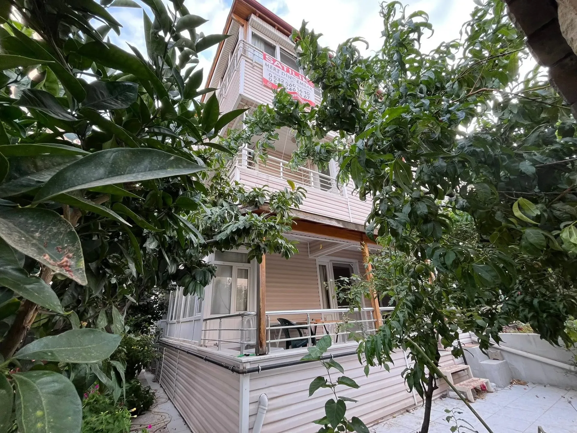 AKÇAY ASKERİ KAMP SAHİLİNDE DENİZE 50 METRE  FULL EŞYALI 4 ODA 2 SALON HARİKA KAT DUBLEXİ