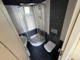 AKÇAYDA DENİZE 30 METRE MESAFEDE GENÇ VE KEYİFLİ VİLLA - Görsel 11