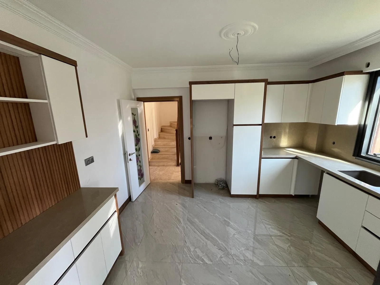 GÜRE İSKELE SAHİLİNDE BİRİNCİ MİGROSUN KÖŞESİNDE MÜSTAKİL TRİPLEX VİLLA - Görsel 8