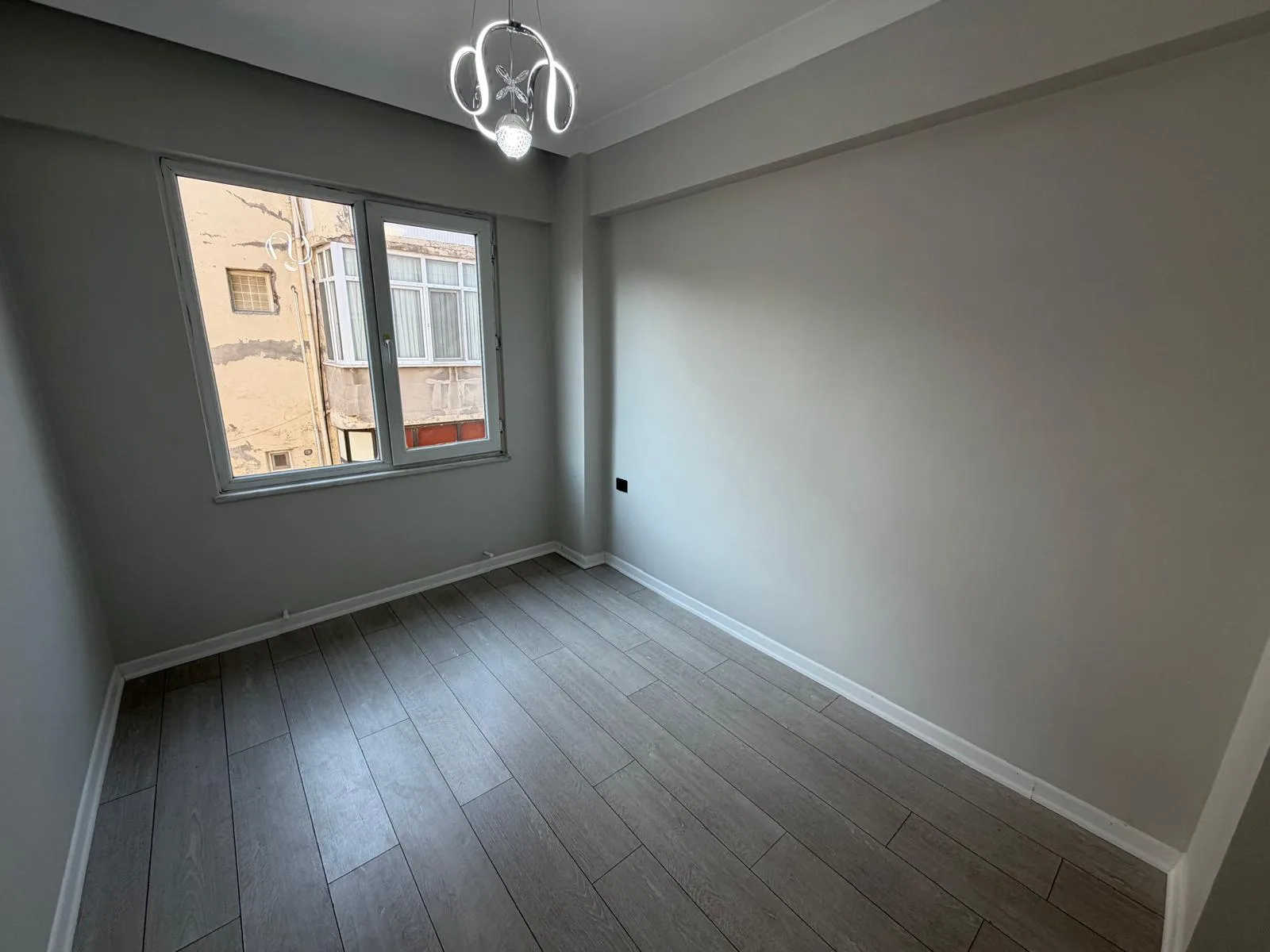 AKÇAYDA MERKEZİ LOKASYON FULL DEKORASYONLU 3+1 ARA KAT DAİRE - Görsel 20