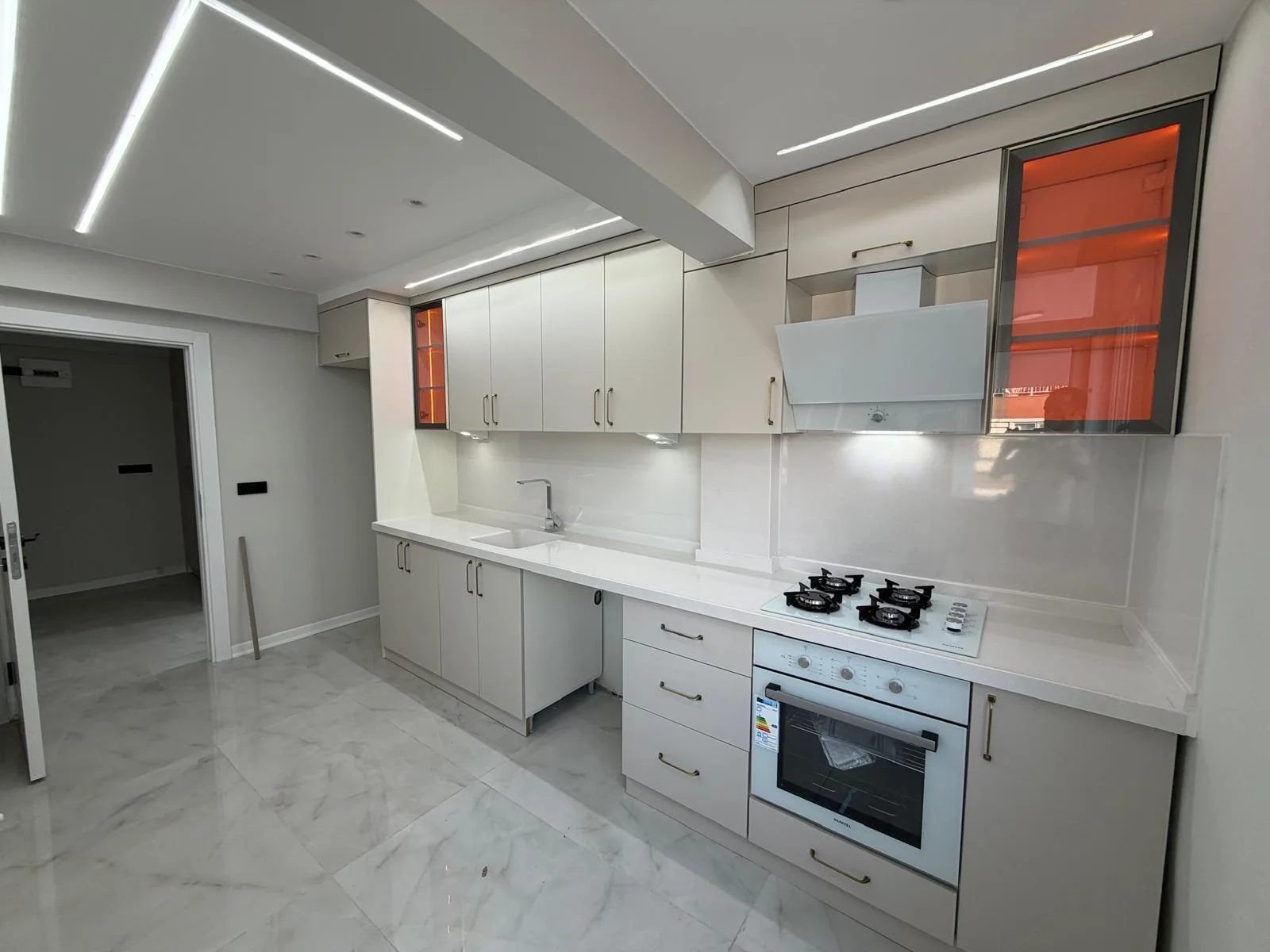 AKÇAYDA MERKEZİ LOKASYON FULL DEKORASYONLU 3+1 ARA KAT DAİRE - Görsel 5