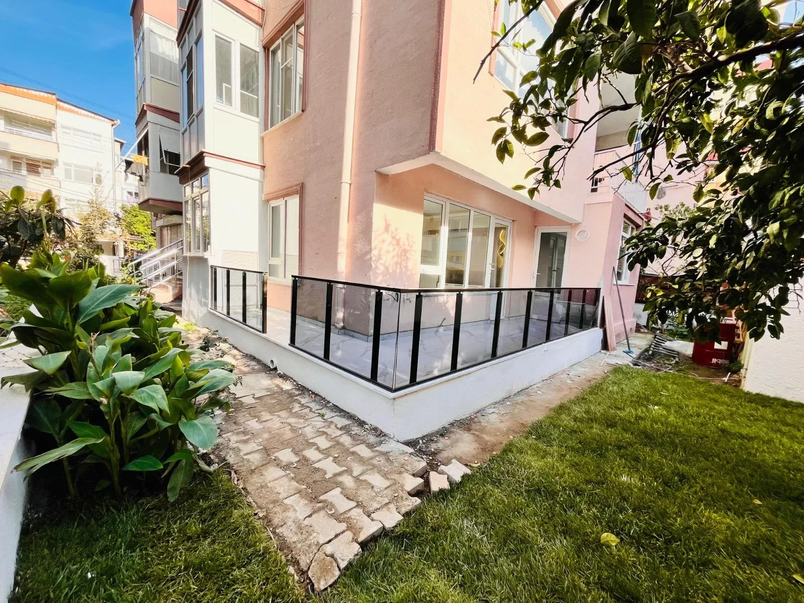 AKÇAY MERKEZDE İÇİ RESTORE EDİLMİŞ BAHÇELİ 2+1