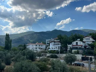 GÜRE KAVURMACILAR YOLUNDA DAĞ VE DENİZ MANZARALI 3+1 LÜX TRİPLEX VİLLA - Görsel 1