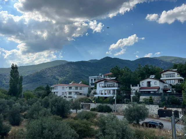 GÜRE KAVURMACILAR YOLUNDA DAĞ VE DENİZ MANZARALI 3+1 LÜX TRİPLEX VİLLA