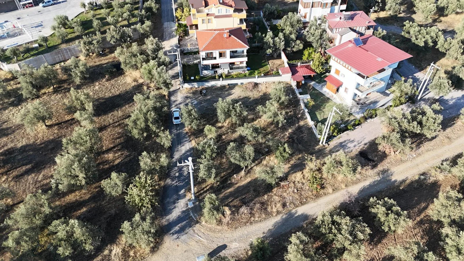 GÜRE SAHİLDE 650 METREKARE KÖŞE PARSEL DENİZ MANZARALI %15 İMARLI ARSA