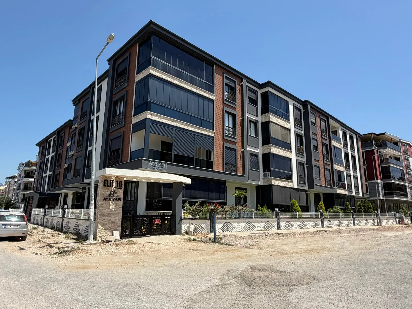 AKÇAYDA HAVUZLU SİTE İÇERİSİNDE ULTRA LÜKS 130 METREKARE 2+1