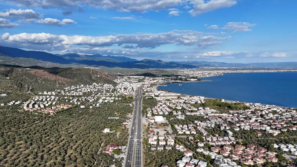GÜRE SAHİLDE 650 METREKARE KÖŞE PARSEL DENİZ MANZARALI %15 İMARLI ARSA - Görsel 4