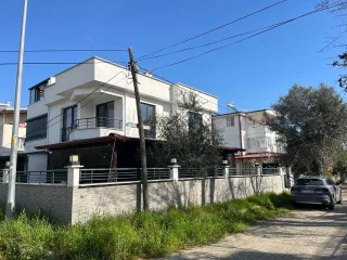 GÜRE İSKELE SAHİLİNDE BİRİNCİ MİGROSUN KÖŞESİNDE MÜSTAKİL TRİPLEX VİLLA - Görsel 1