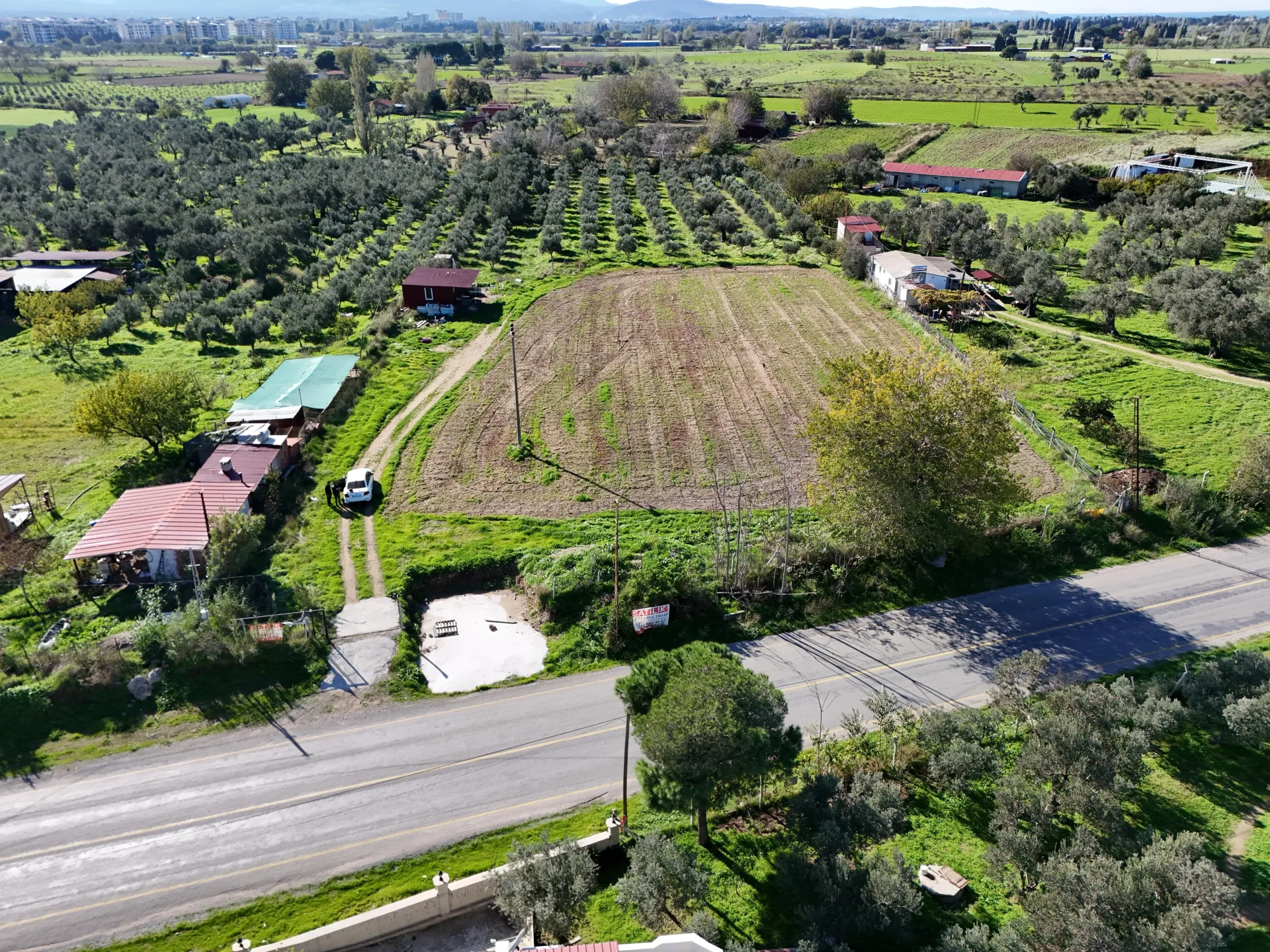 BURHANİYE ÖREN YOLUNDA İMAR PLANI İÇERİSİNDE ASFALT CEPHELİ TARLA