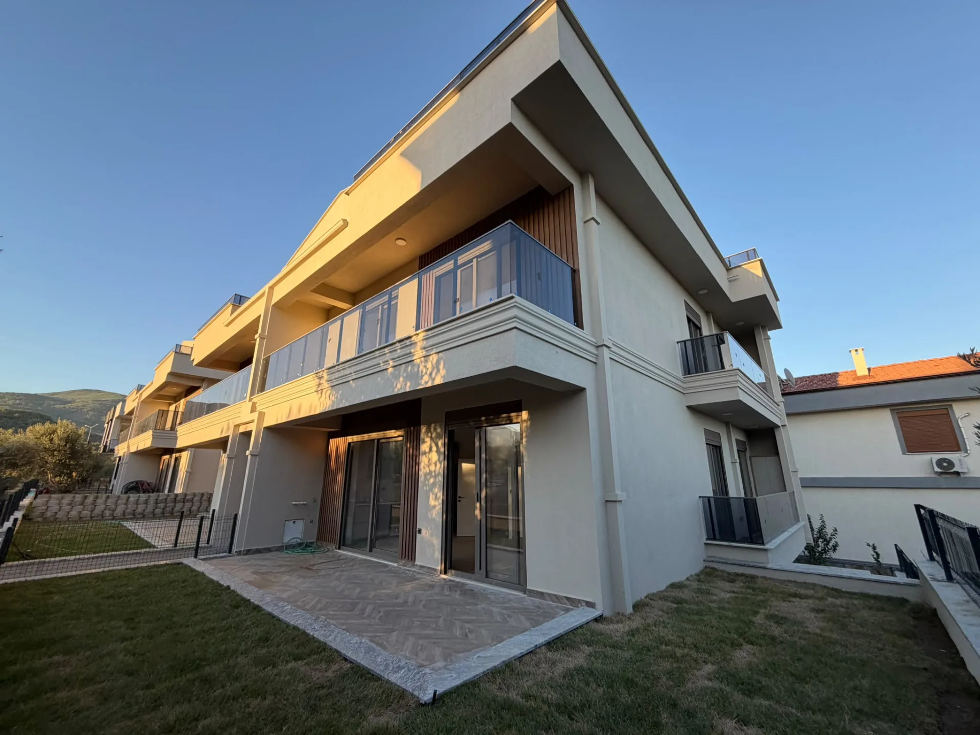 GÜRE SAHİLİNDE MÜSTAKİL TADINDA 2+1 BAHÇE KULLANIMLI SIFIR DAİRE