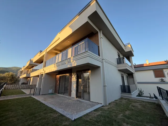 GÜRE SAHİLİNDE MÜSTAKİL TADINDA 2+1 BAHÇE KULLANIMLI SIFIR DAİRE