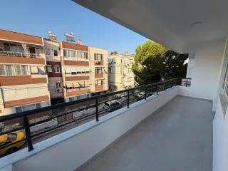 AKÇAYDA MERKEZİ LOKASYON FULL DEKORASYONLU 3+1 ARA KAT DAİRE - Görsel 17