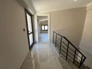 ALTINOLUK MERKEZDE FULL DENİZ MANZARALI 3+1 AYRI MUTFAK TRIPLEX GENİŞ BAHÇELİ VİLLA - Görsel 24