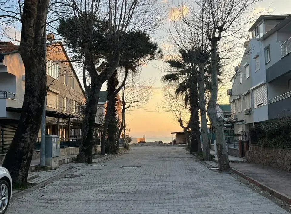 AKÇAY ASKERİ KAMP SAHİLİNDE DENİZE 50 METRE  FULL EŞYALI 4 ODA 2 SALON HARİKA KAT DUBLEXİ - Görsel 1