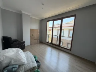 AKÇAYDA FERAH VE GENİŞ  GENÇ BİNADA 3+1 AYRI MUTFAK KOMBİLİ EBEVEYN BANYOLU DAİRE - Görsel 21