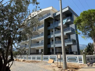 ZEYTİNLİ BULVAR ÜZERİNDE MUHTEŞEM BALKONLU EKONOMİK ÖN CEPHE 1+1 - Görsel 1