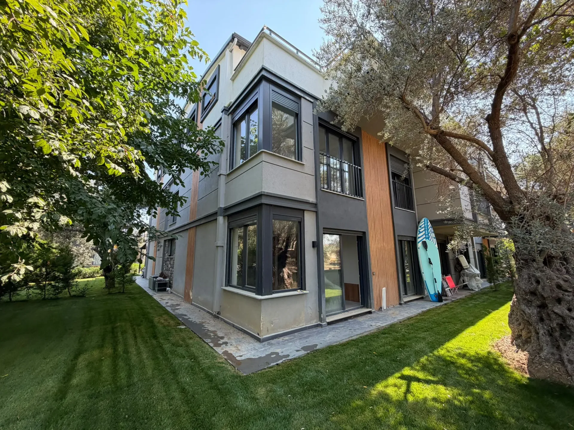 ALTINOLUK SAHİLİNDE  BAHÇE KULLANIMLI DENİZE 200 METRE MESAFEDE MUHTEŞEM DAİRE