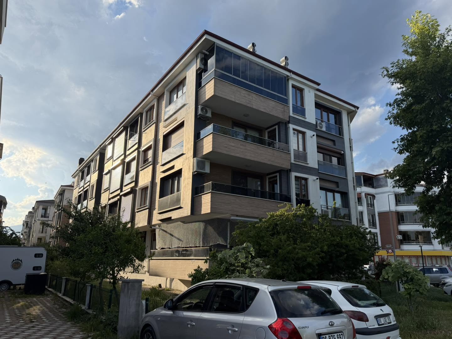 AKÇAYDA FERAH VE GENİŞ  GENÇ BİNADA 3+1 AYRI MUTFAK KOMBİLİ EBEVEYN BANYOLU DAİRE - Görsel 4