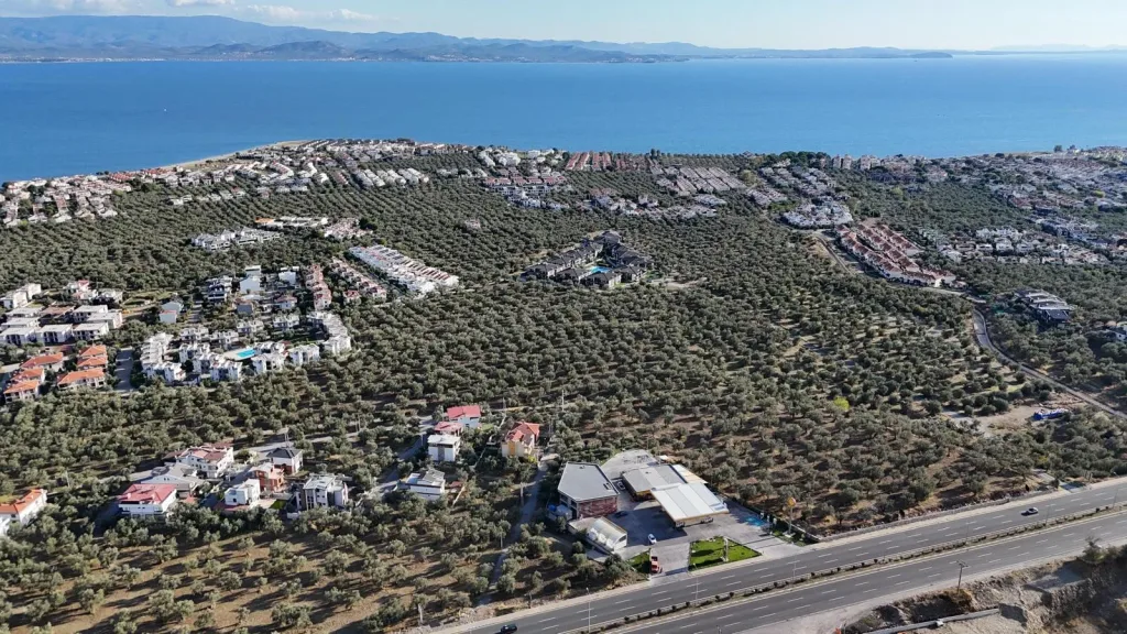 GÜRE SAHİLDE 650 METREKARE KÖŞE PARSEL DENİZ MANZARALI %15 İMARLI ARSA - Görsel 3