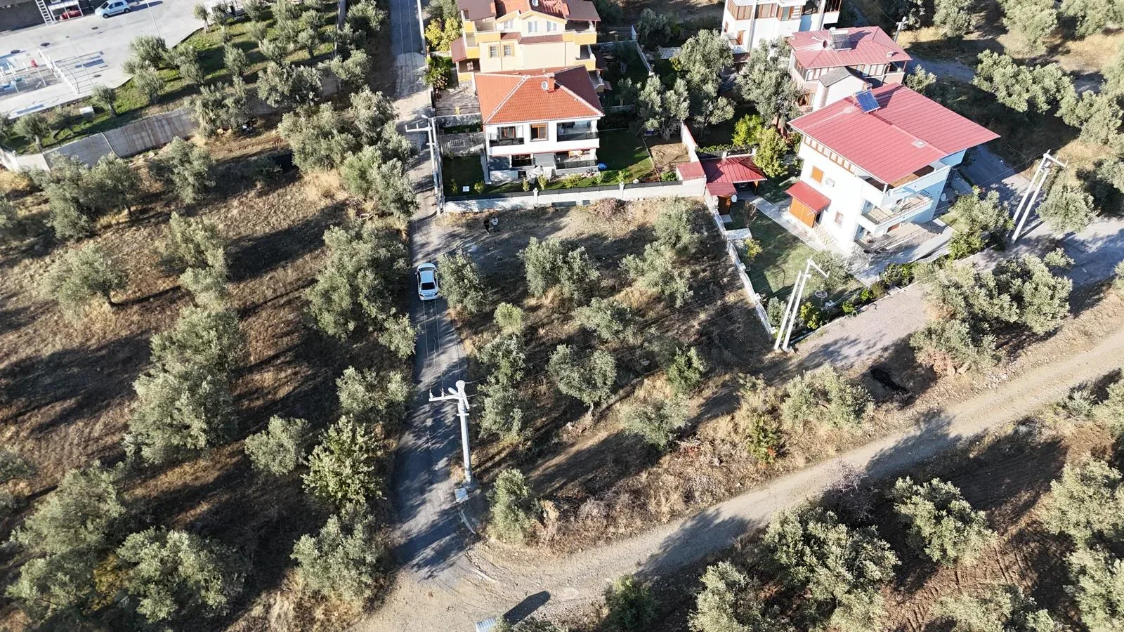 GÜRE SAHİLDE 650 METREKARE KÖŞE PARSEL DENİZ MANZARALI %15 İMARLI ARSA