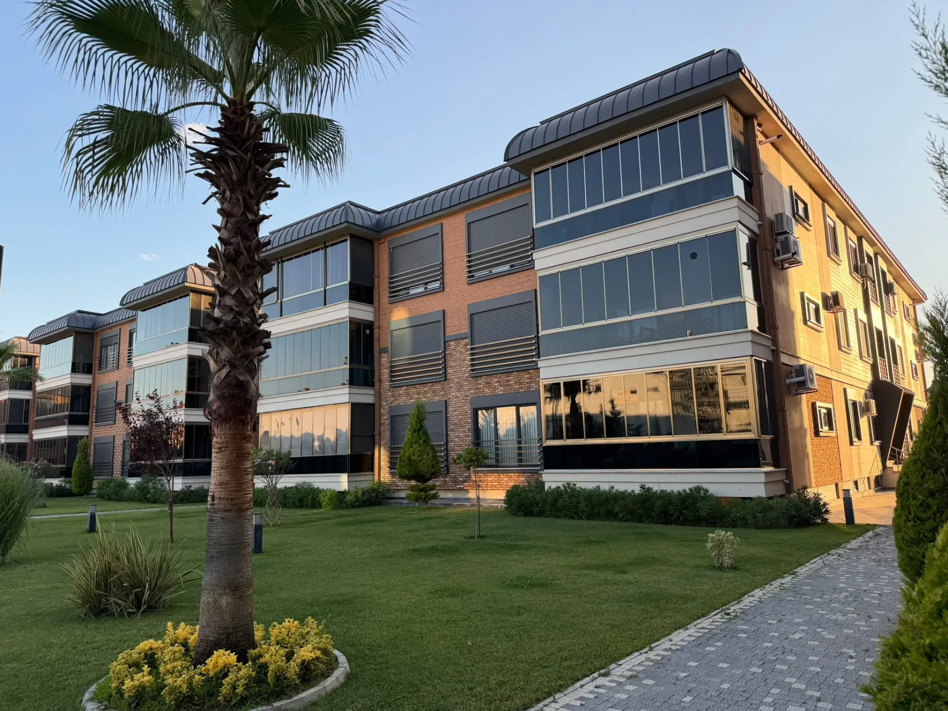 AKÇAYIN EN PRESTİJLİ SİTESİNDE 3+1 AYRI MUTFAK EBEVEYN BANYOLU - KAPALI OTOPARKLI MUHTEŞEM DAİRE