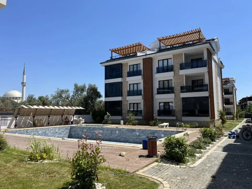 GÜRE AKÇAY ARASINDA 2+1 AYRI MUTFAK ULTRA LÜX SİTE İÇERİSİNDE HAVUZ CEPHELİ DAİRE