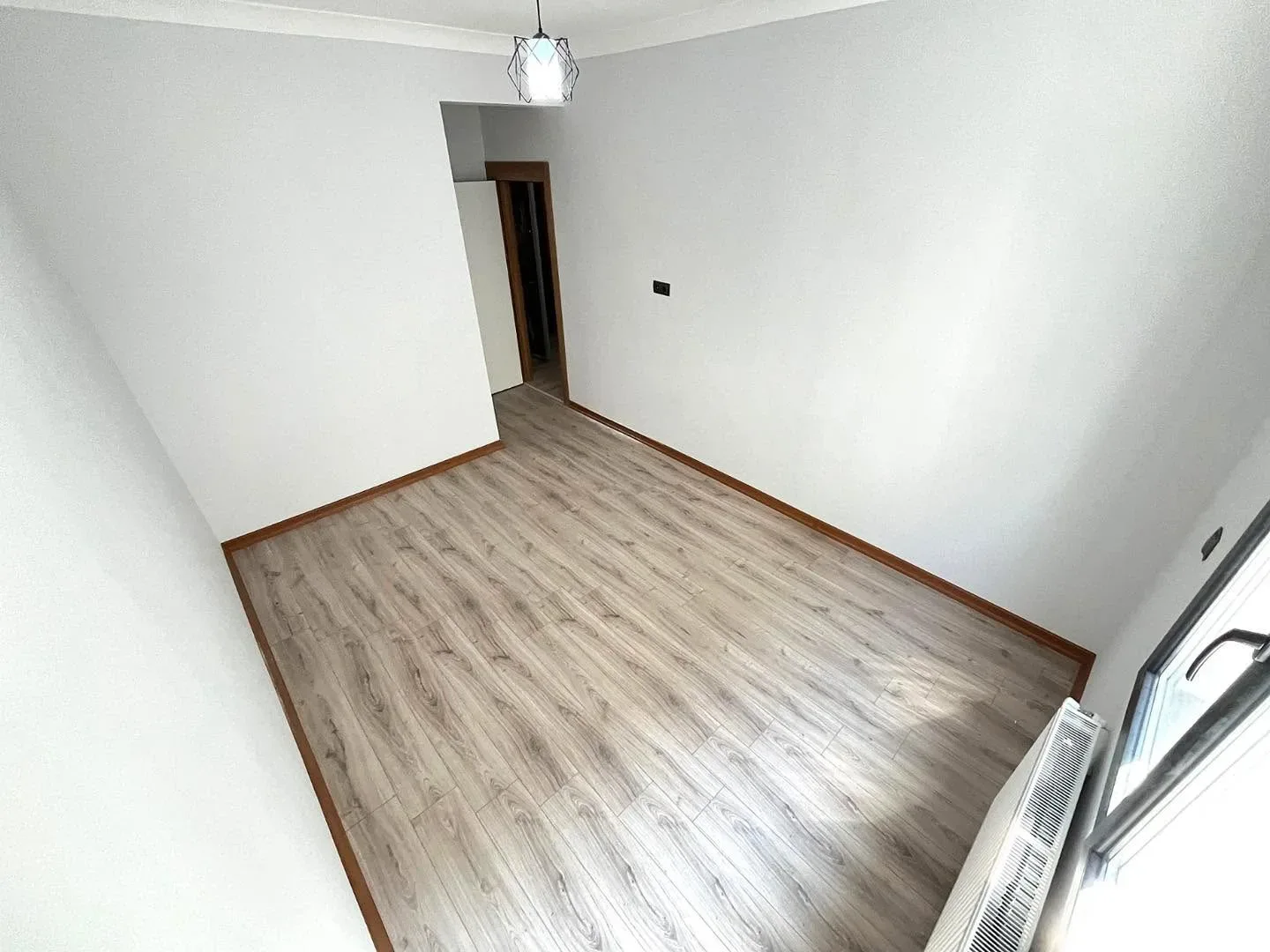 AKÇAY ALTINKUM MAHALLESİNDE 2+1 AYRI MUTFAK EBEVEYN BANYOLU GENİŞ ARA KAT LÜKS DAİRE - Görsel 12