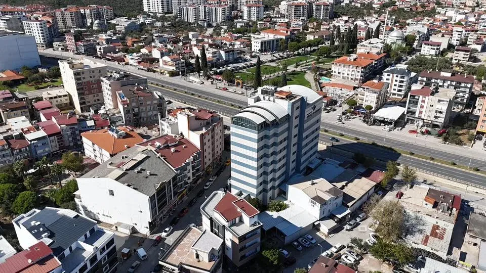 EDREMİT KADIKÖYDE ÖZEL HASTANE YANI KÖŞE PARSEL 351 METREKARE ARSA